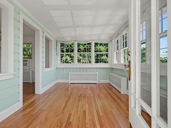 3rd image of 8 Sherwood Dr