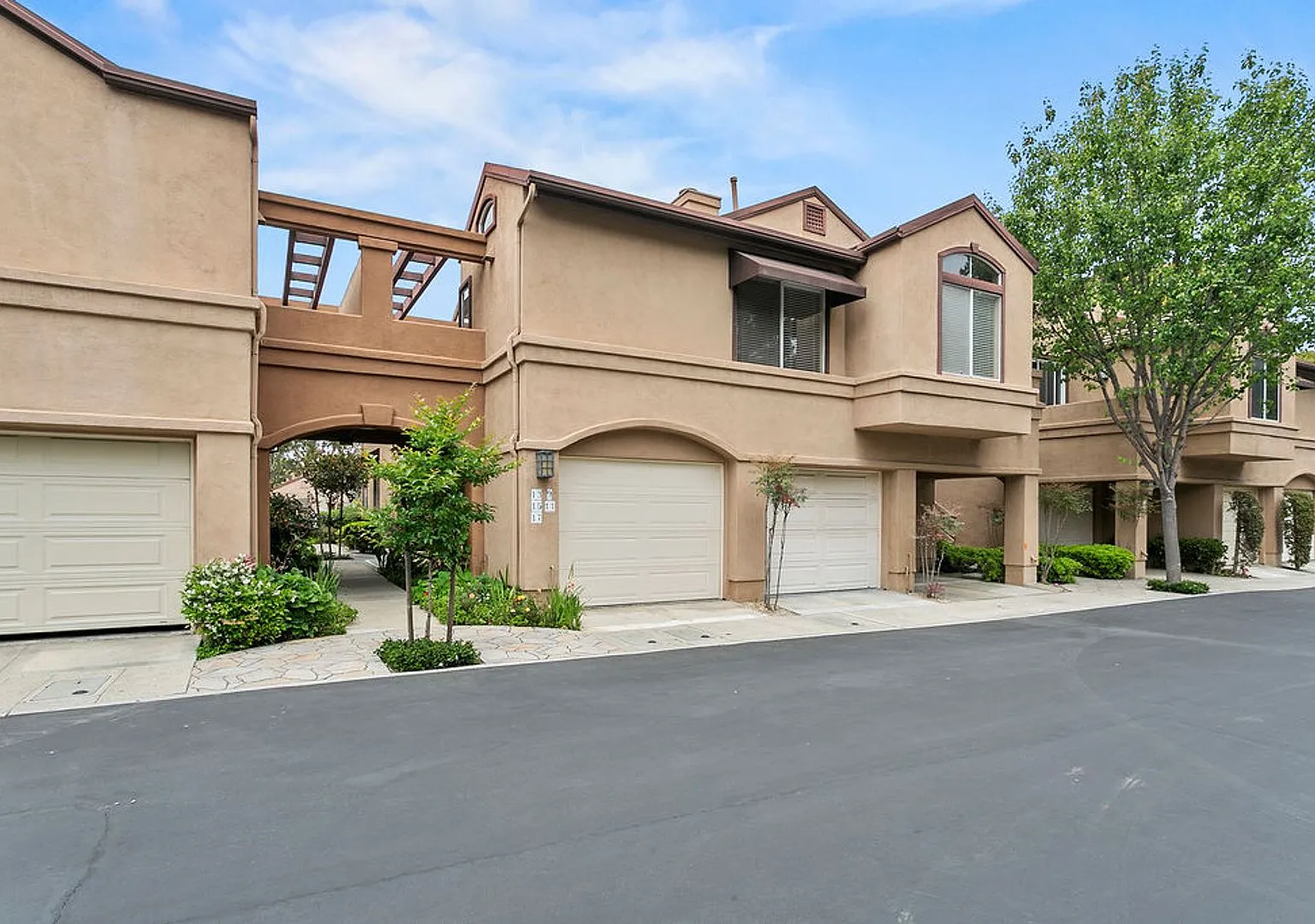 2 bed, 900 sqft, $4,500 — Photo 3
