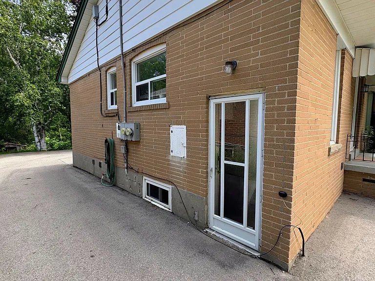 54 Hewson Cres #BASEMENT — Photo 3