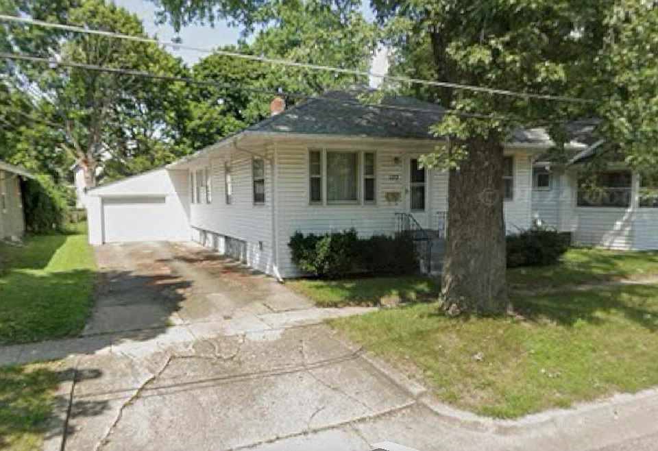 2nd image of 122 Hart St