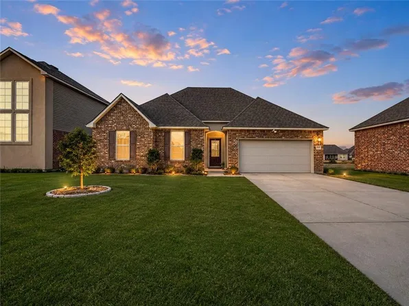 824 Lakeshore Village Dr, Slidell, LA 70461