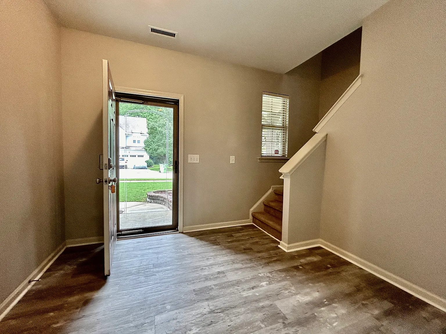 3B 2.5ba home +loft w/fenced back yard — Photo 3