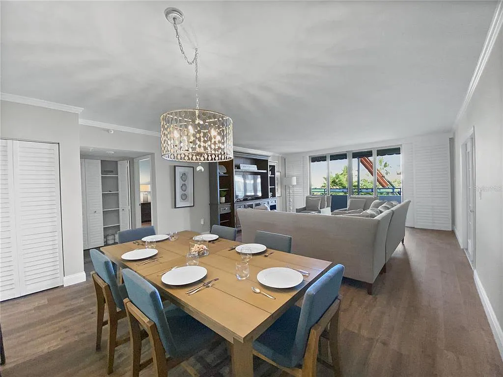 2 bed, 2.5 bath, 1957 sqft, $10,000 — Photo 4