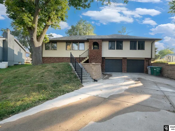813 Waterford Cir, Papillion, NE 68046