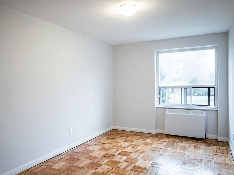 1004 Lawrence Ave E — Photo 11