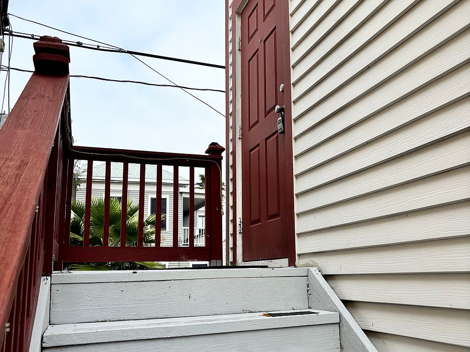Entryway, 2nd floor above detached garage.