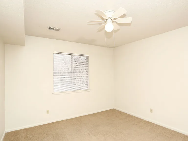 2309 W Broadway — Photo 40