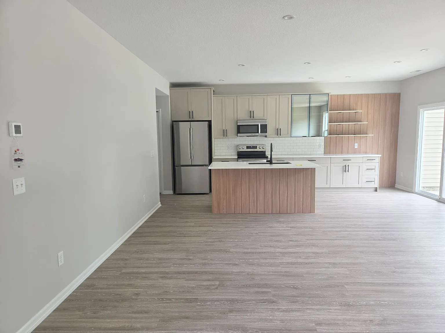 3 bed, 2.5 bath, 1832 sqft, $1,895 — Photo 2