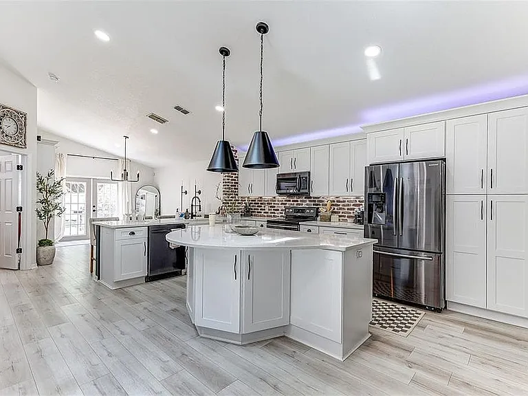 814 Brightview Dr — Photo 2