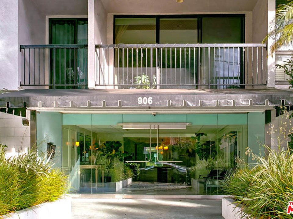 1st image of 906 N Doheny Dr APT 302