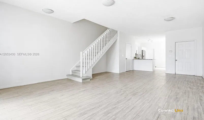 3 bed, 2.0 bath, 1469 sqft, $3,350 — Photo 3