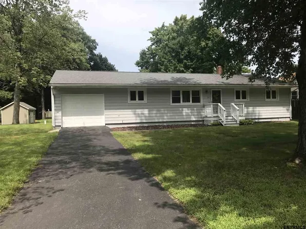 26 Birchwood Dr, Halfmoon, NY 12065
