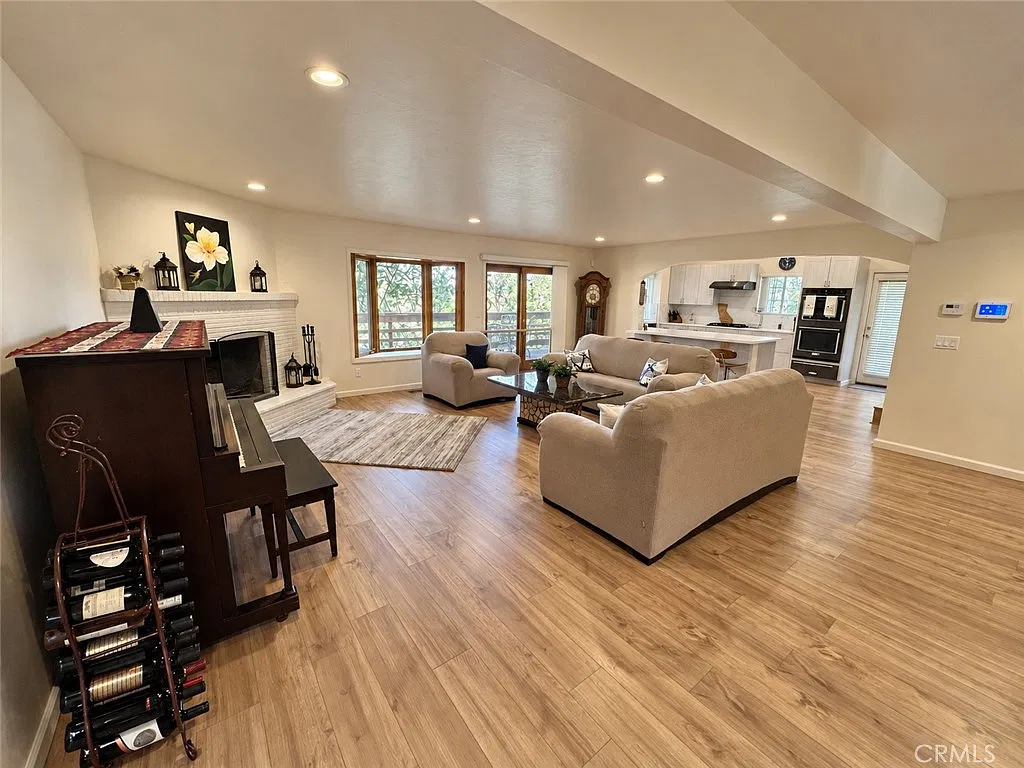 4 bed, 2.5 bath, 2369 sqft, $4,200 — Photo 4