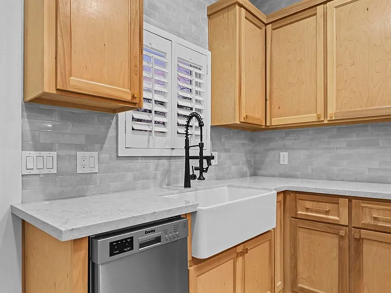 645 Esplanade Ct — Photo 4