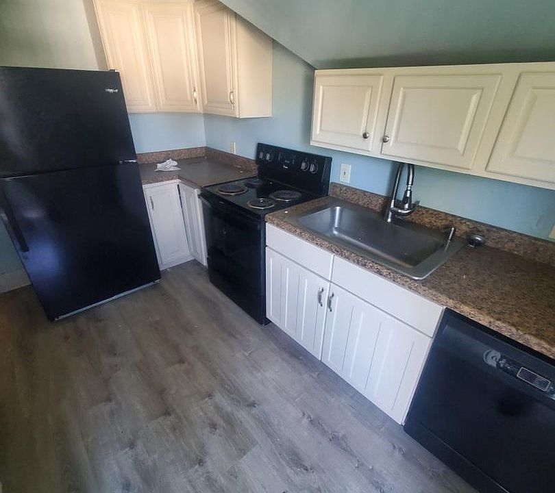 2nd image of 17 Pleasant St