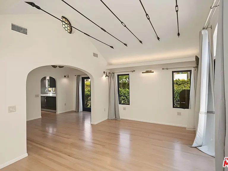 9001 Rosewood Ave — Photo 8