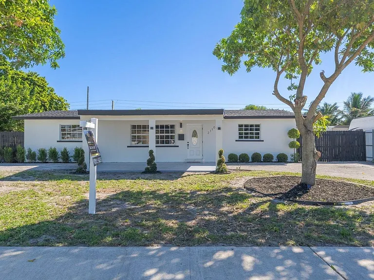 2110 Bimini Dr — Photo 3
