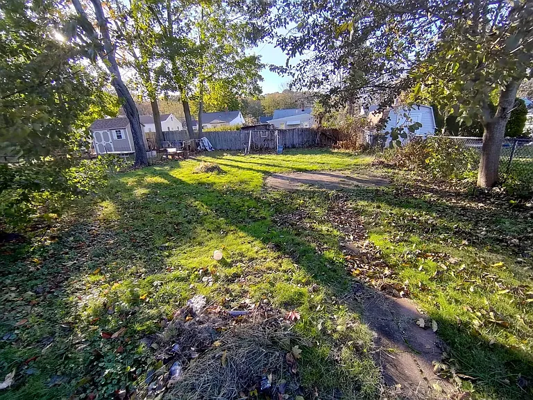 748 Russell St — Photo 4
