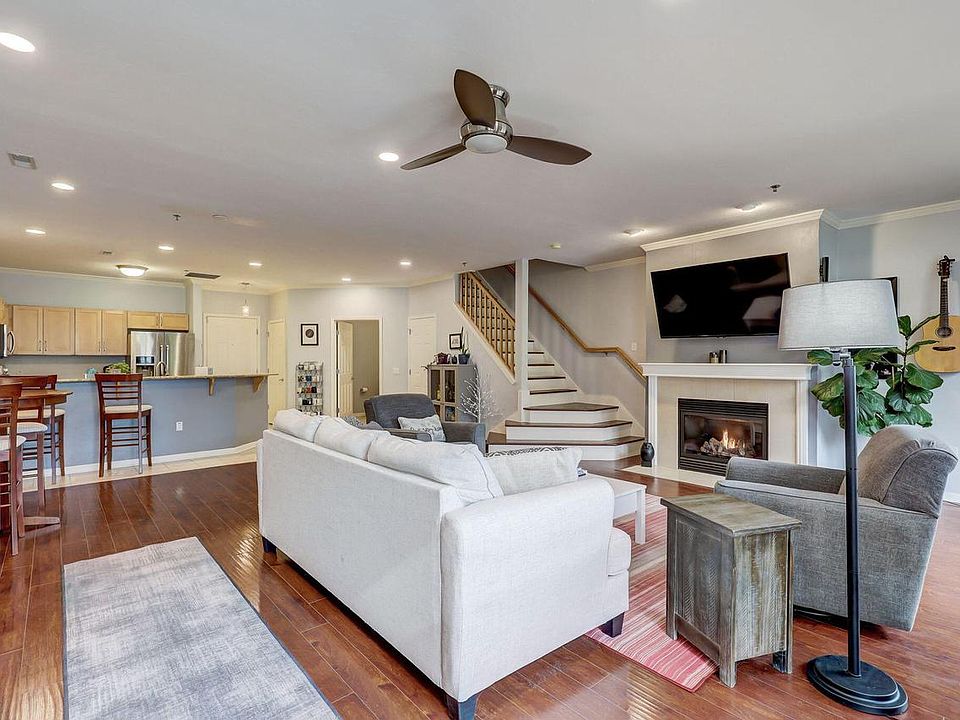 1st image of 1220 East Locust STREET #102