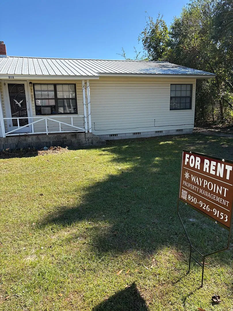 2-Bedroom Deplux located in Downtown Crawfordville — Photo 1