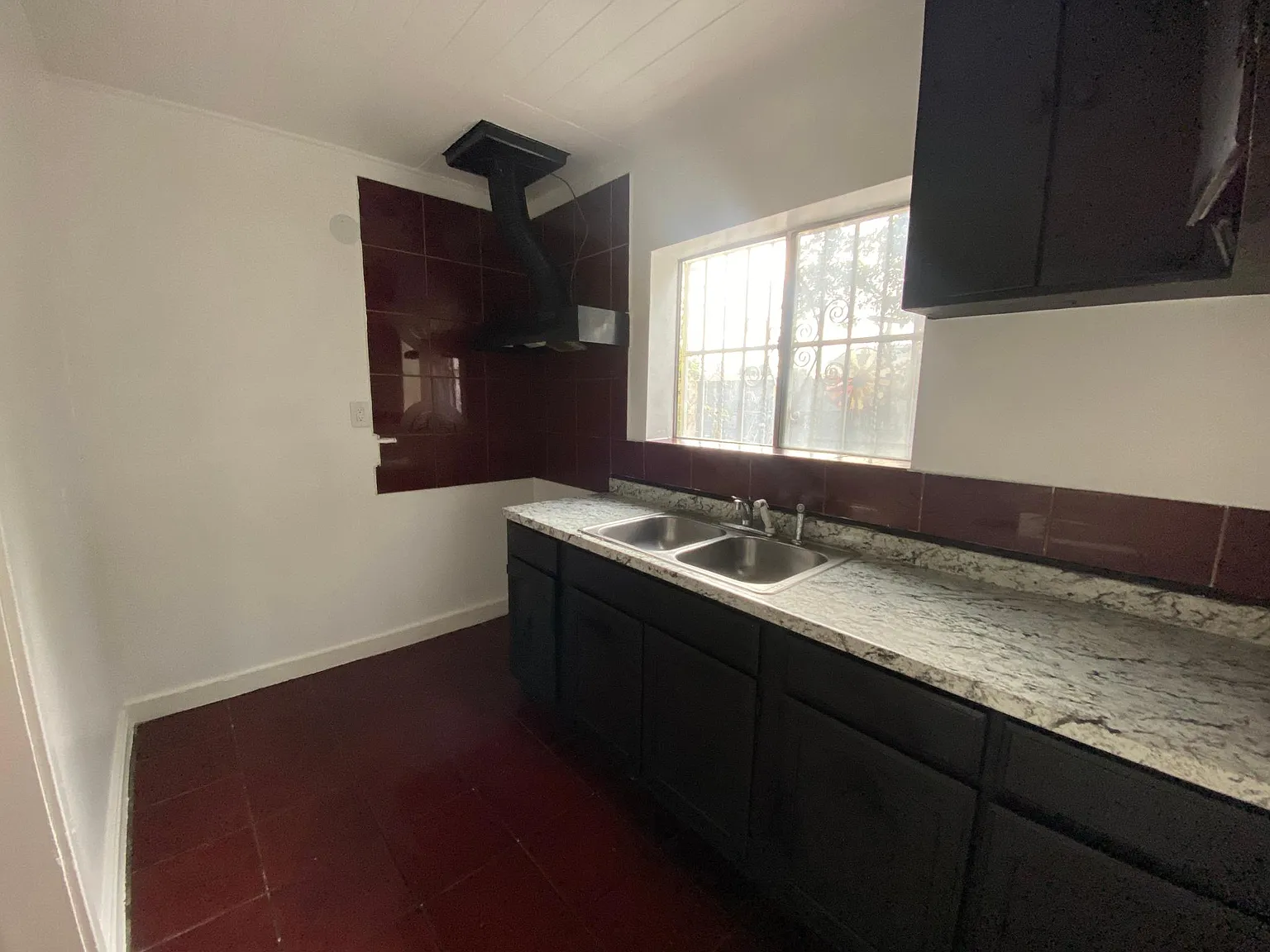 2036 1/2 E El Segundo Blvd — Photo 3
