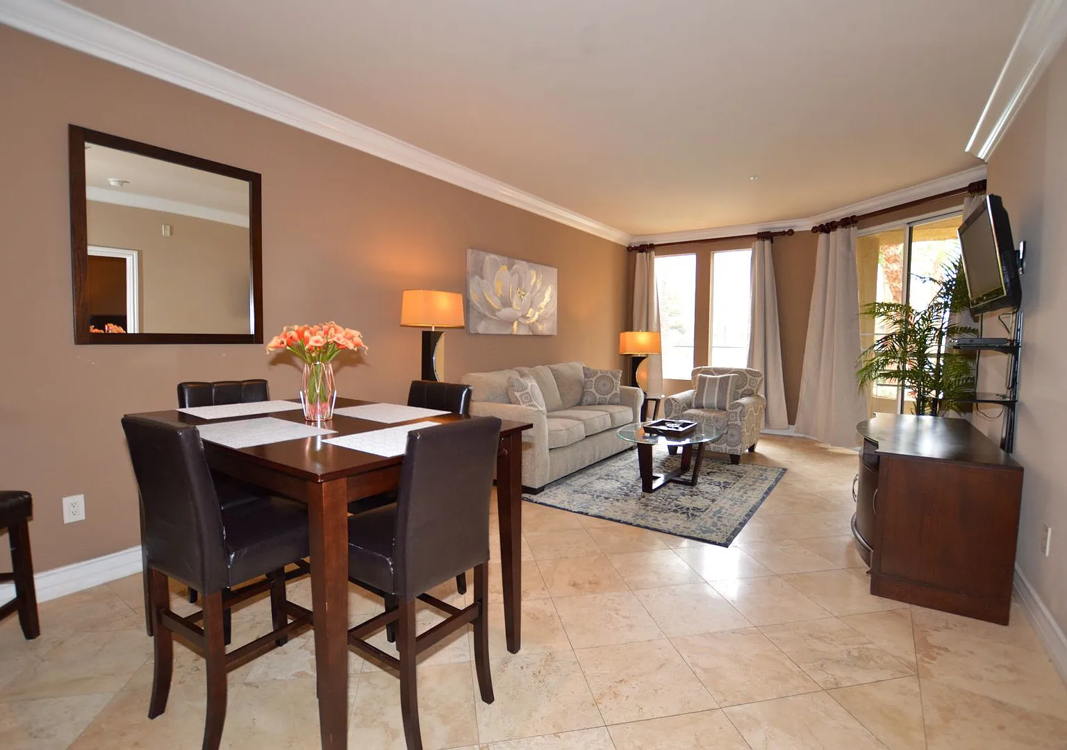 Meridian Fully Furnished Condo with Pool view. — Photo 1