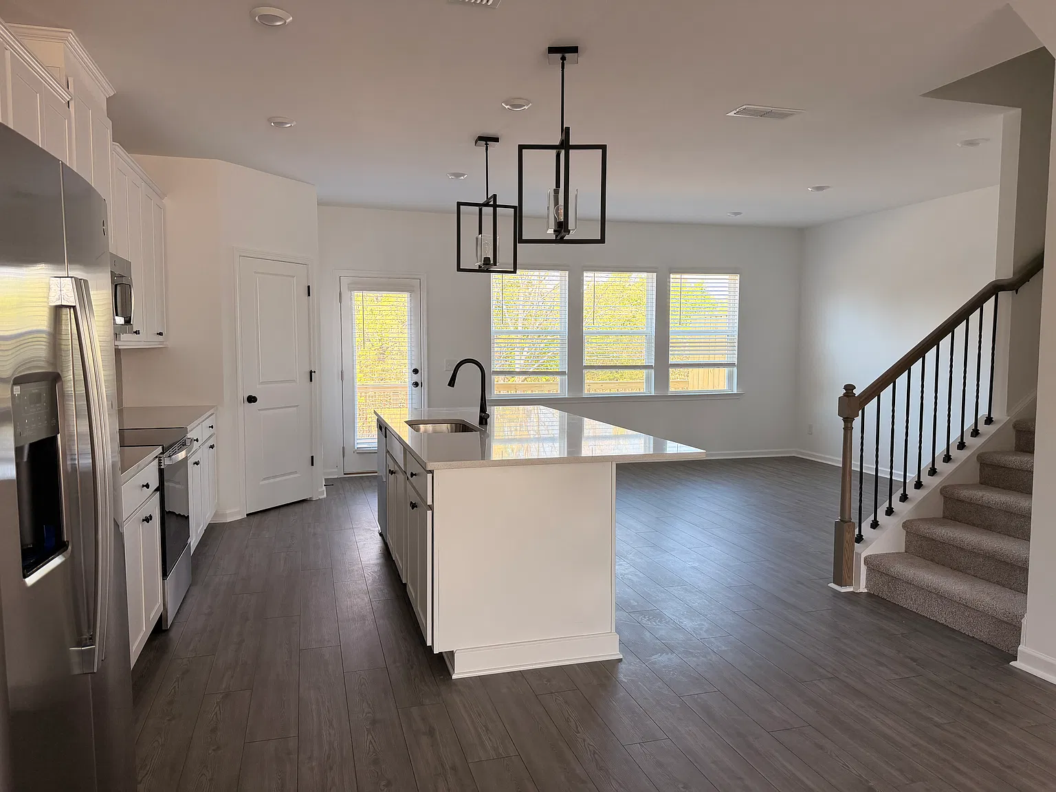 4 bed, 3.5 bath, 2340 sqft, $2,950 — Photo 4
