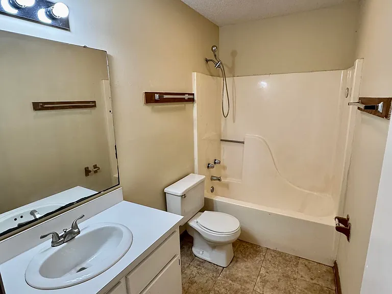 2107 E 3rd St #B — Photo 10