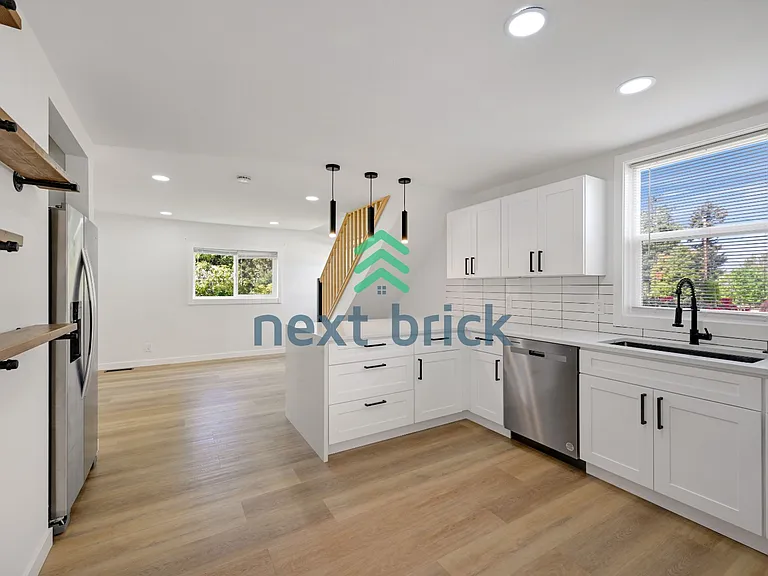 215 S 107th St — Photo 2