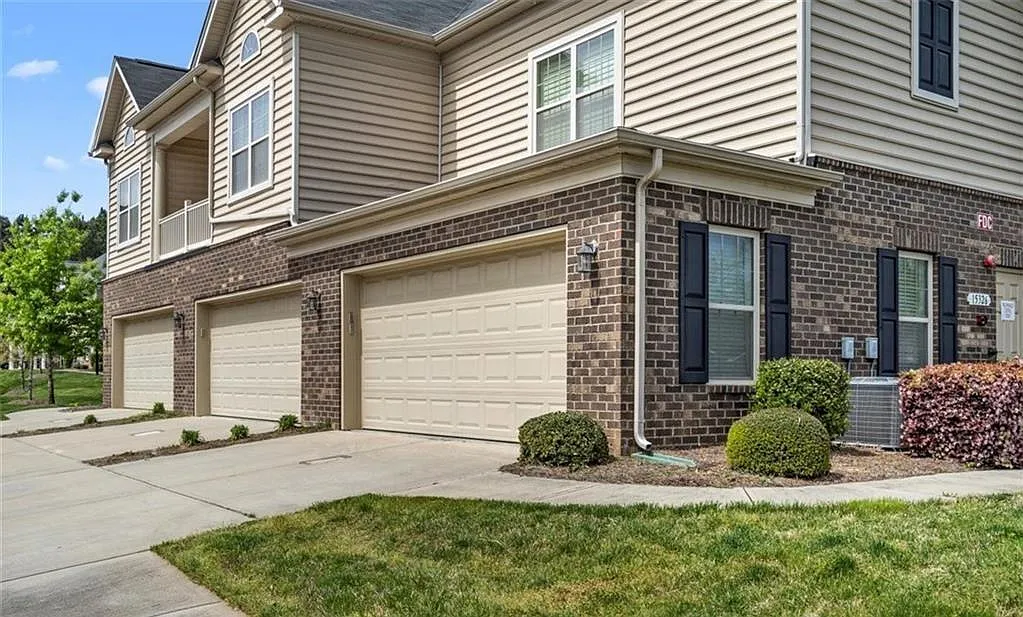 2 bed, 1388 sqft, $2,049 — Photo 3