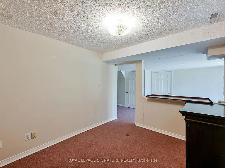 556 Farwell Cres #LOWER — Photo 19