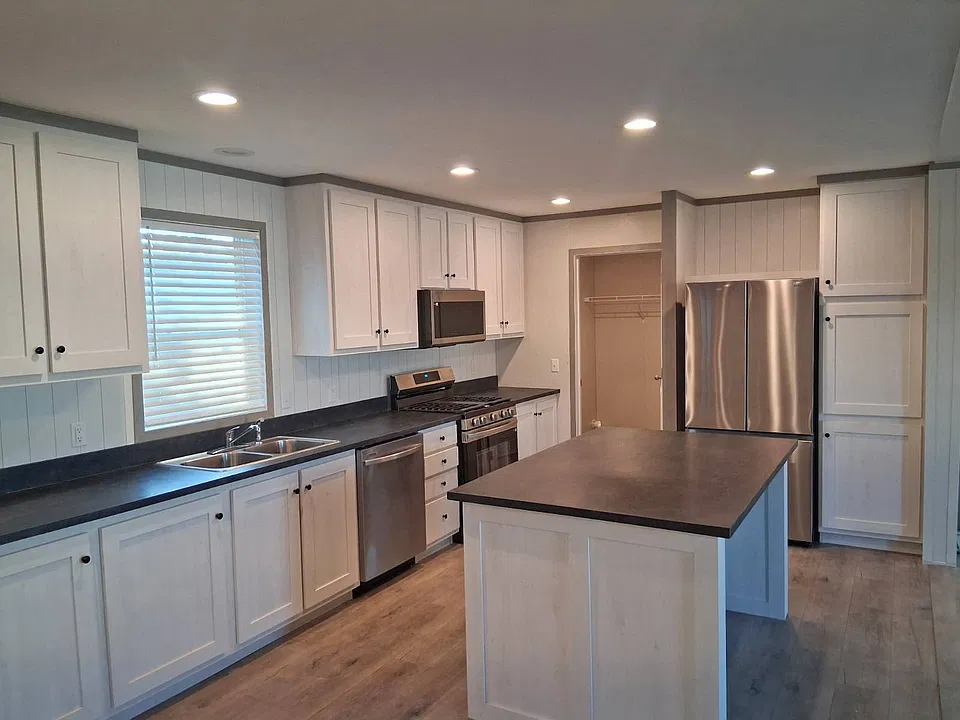 415 NW Poplar Ave #13W
