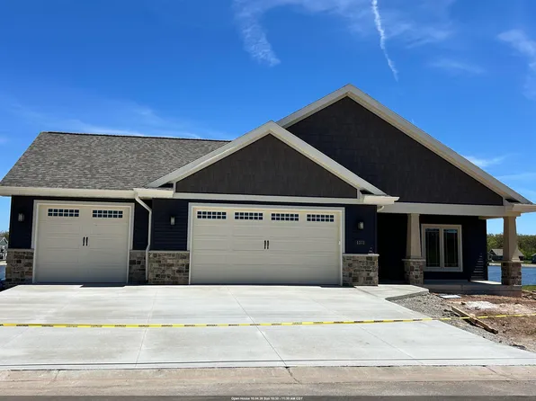1373 Prairie Lake Cir, Neenah, WI 54956