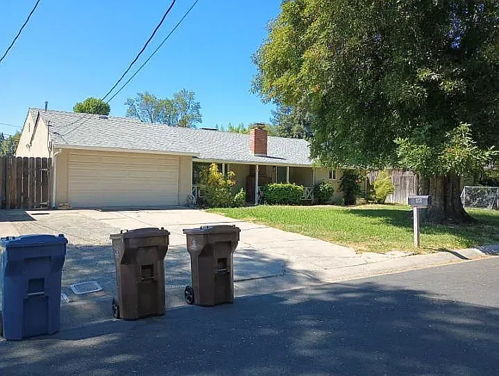 3 bed, 1400 sqft, $3,955 — Photo 3