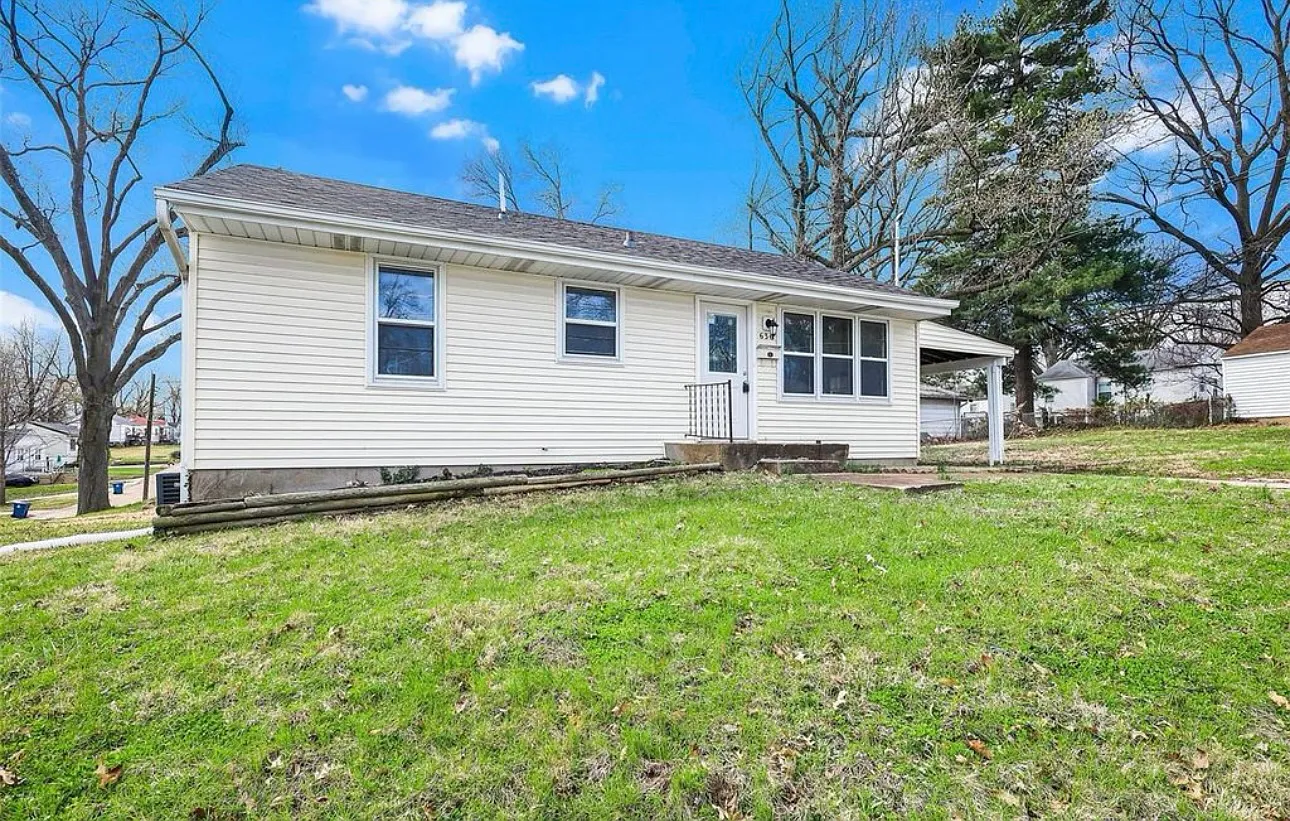 636 Robert Ave photo 1