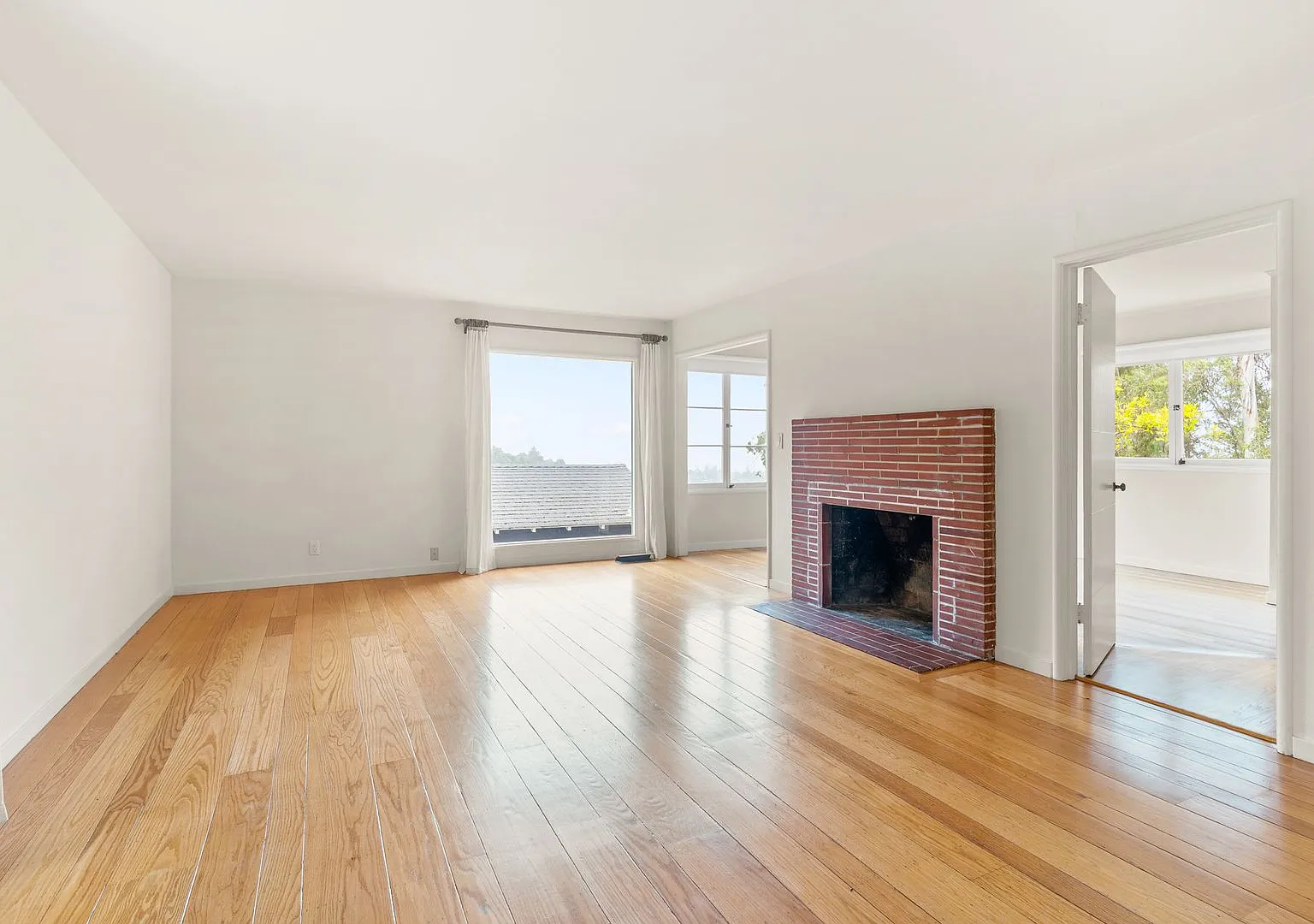 Charming Cul-de-Sac Mid-Century w/ Bay Views In Oakland Hills — Photo 2