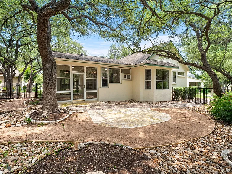 104 Bronco Cir — Photo 33