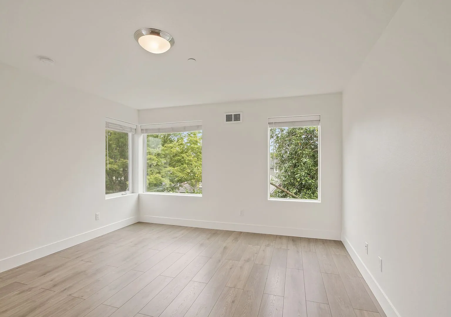Sunnyside 12 Apartments — Photo 4