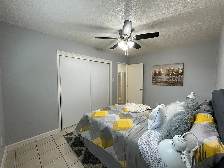 Lone Pine Apartments — Photo 42