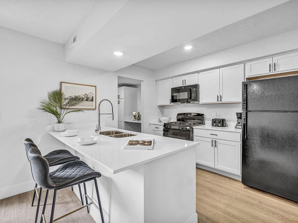 Open Concept Diamond Townhome Kitchen w/ Barstool Seating