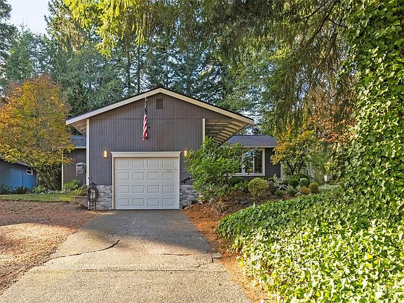 3rd image of 1530 SE Shadowood Drive