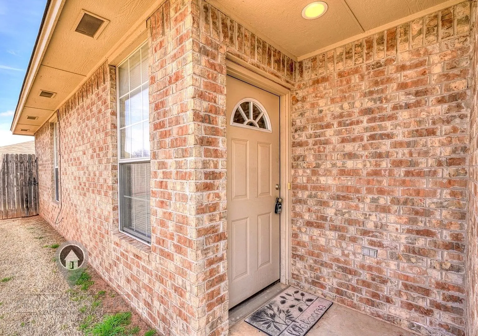 Adorable 3 bed 2 bath duplex in Yukon! — Photo 3