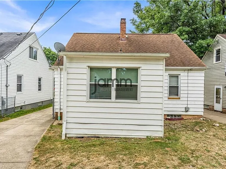 18713 Waterbury Ave — Photo 2