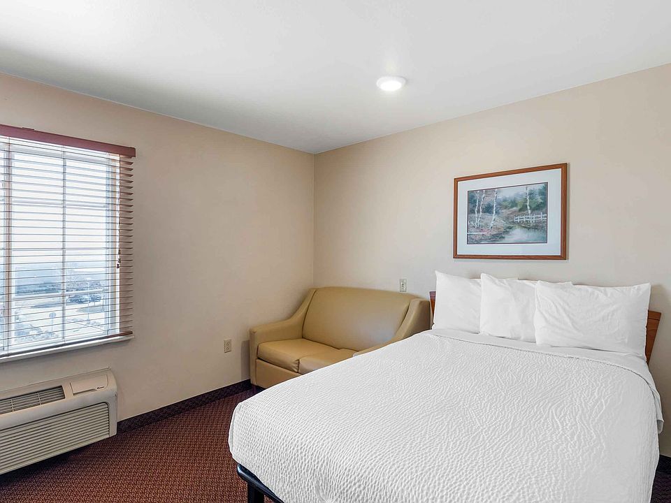 Deluxe Studio - 1 Queen Bed