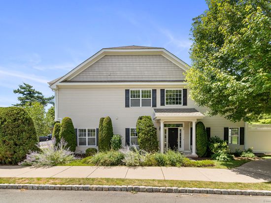 90 Park Place Circle #90, West Hartford, CT 06110