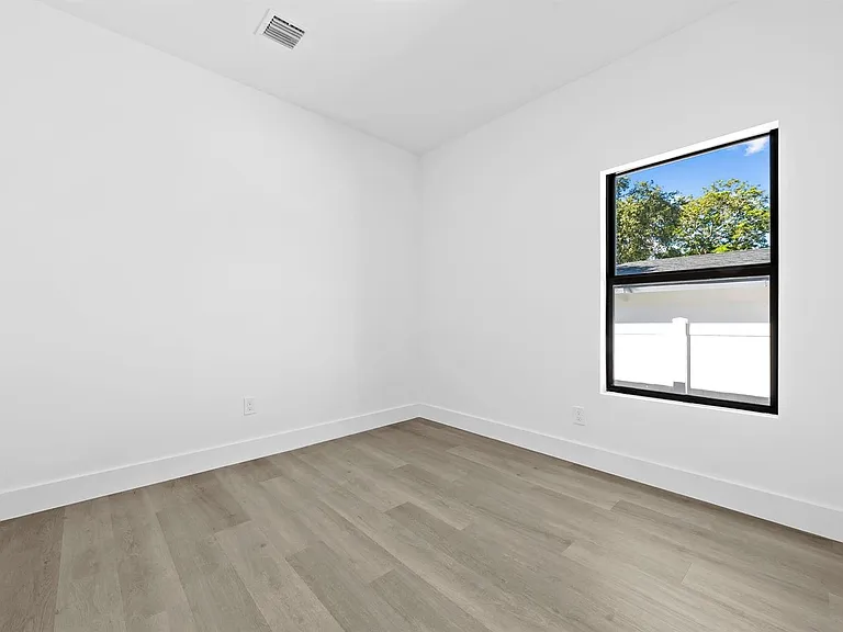 2810 NW 7th St — Photo 12