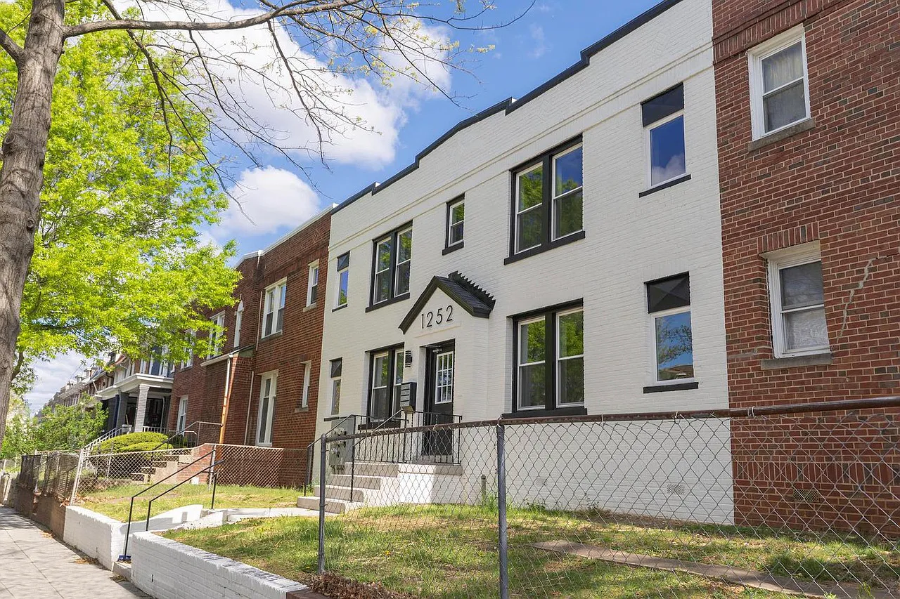 3 bed, 800 sqft, $2,900 — Photo 1