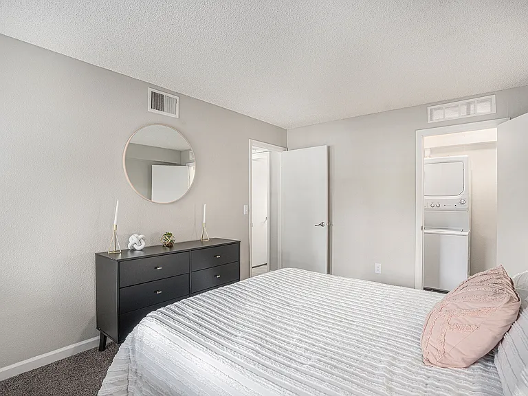 Oakdale Springs Apartments — Photo 24