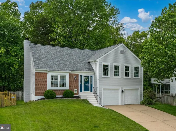 27 Brinks Ct, Sterling, VA 20165