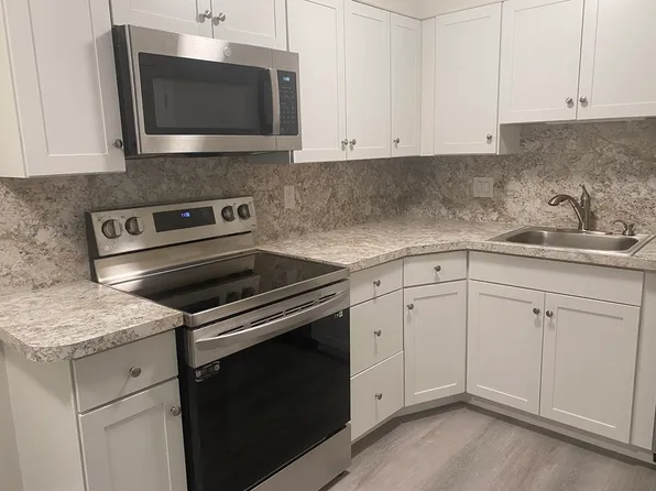 7 Chapel Hill Dr APT 7, Plymouth, MA 02360